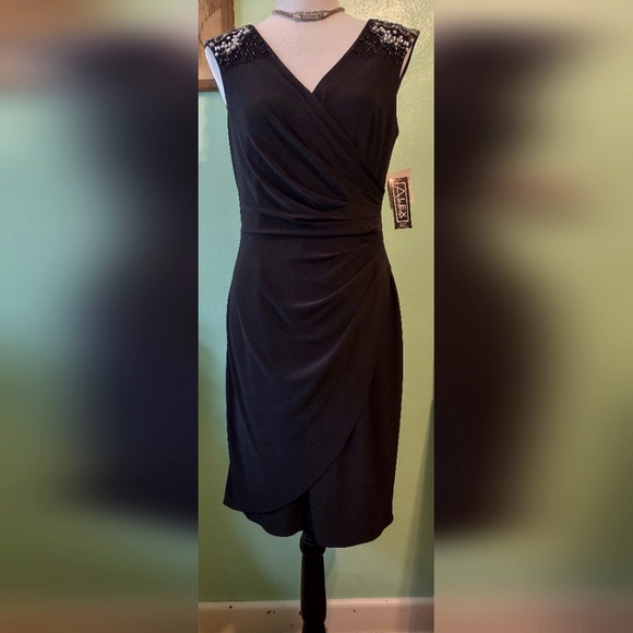 Gorgeous Cocktail Dress NWT - Picture 1 of 7